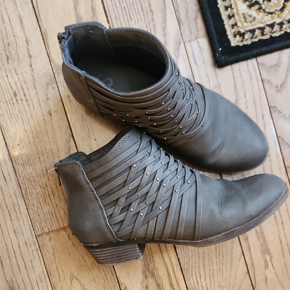 SO Charcoal Ankle Booties with Studded Straps - Picture 5 of 8